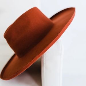 Wide brim felt hat in the color rust
